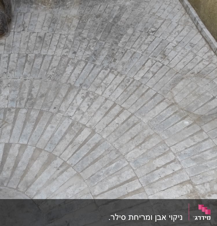 רצפת אבן מלוכלכת עם כתמים כהים